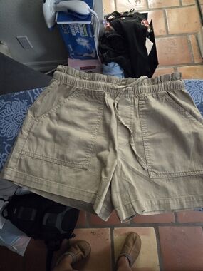 Banana Republic Women's Drawstring Cargo Shorts in Khaki/Tan